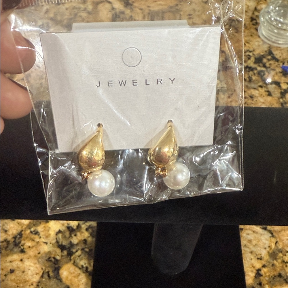 Elegant Gold and Pearl Drop Earrings